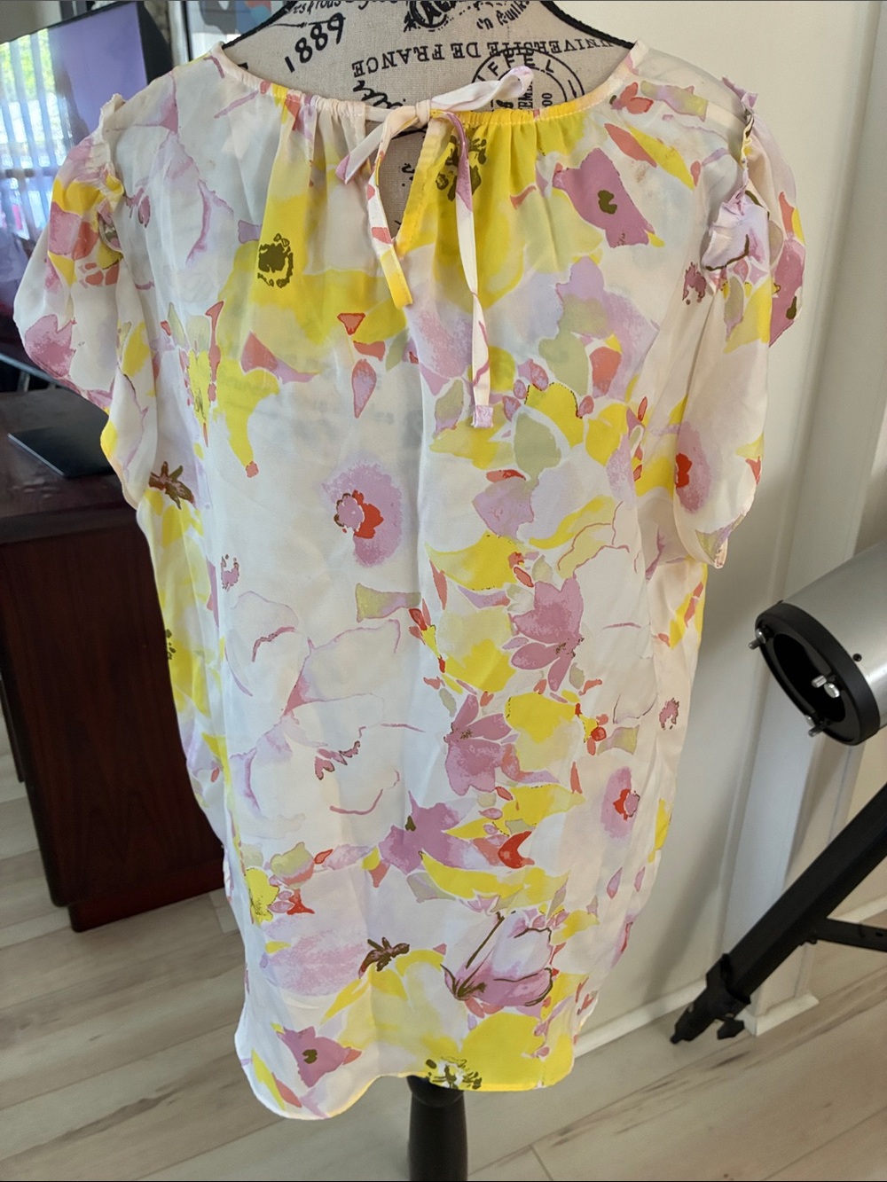 Floral Tie-Neck Blouse in White, Yellow & Pink XL Light Fabric no flaws